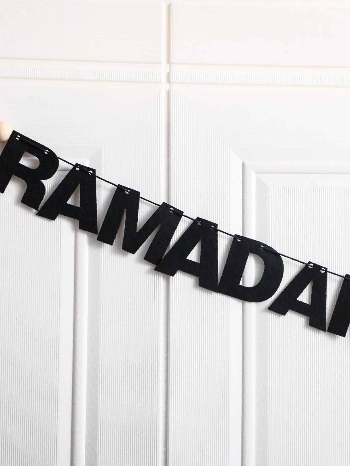 Ramadan Kareem Mubarak Banner Decor Black Felt Letters Garland with Wooden Beads Islamic Eid Festival Wall Hanging Ornament Gift