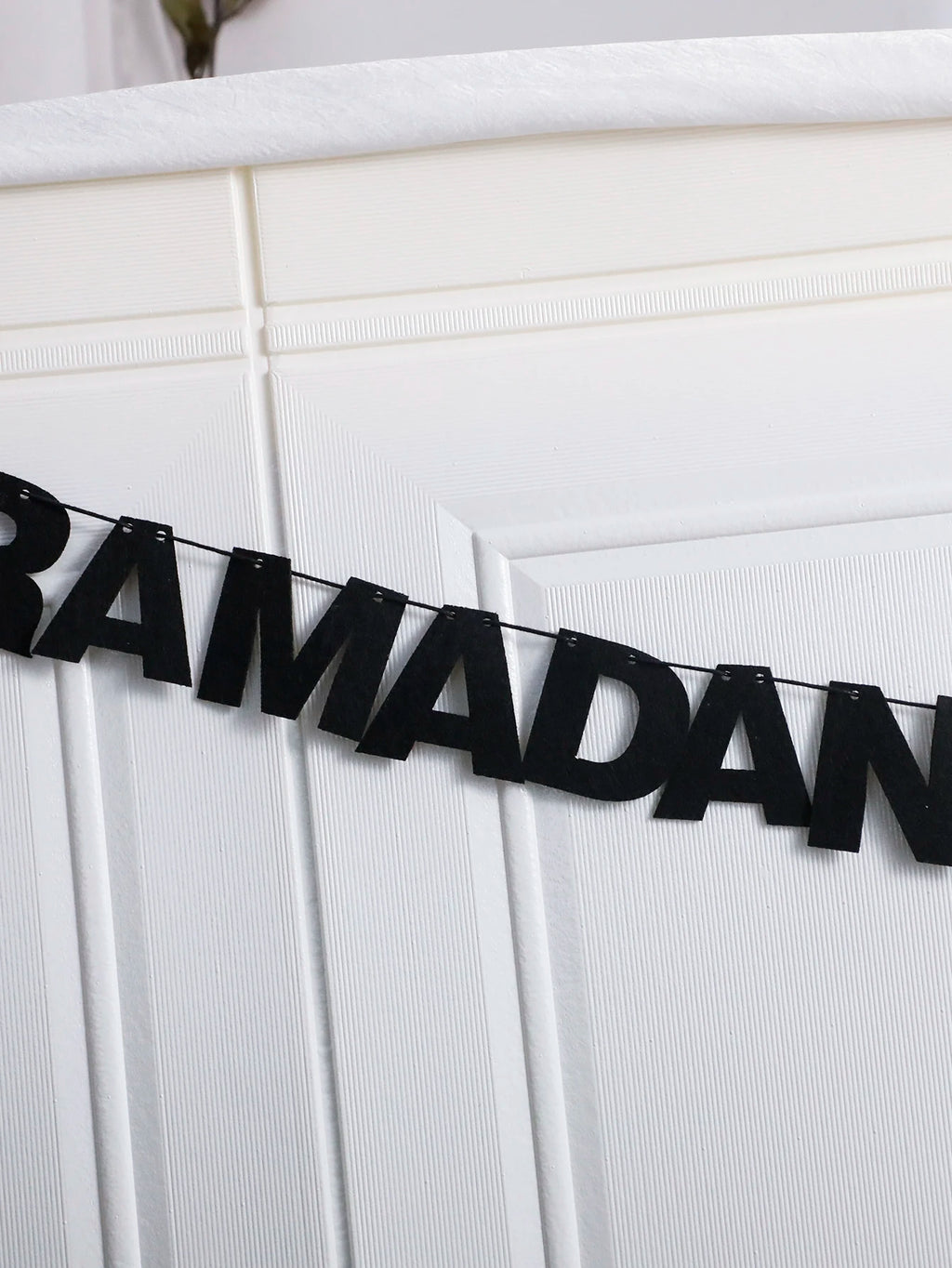 Ramadan Kareem Mubarak Banner Decor Black Felt Letters Garland with Wooden Beads Islamic Eid Festival Wall Hanging Ornament Gift